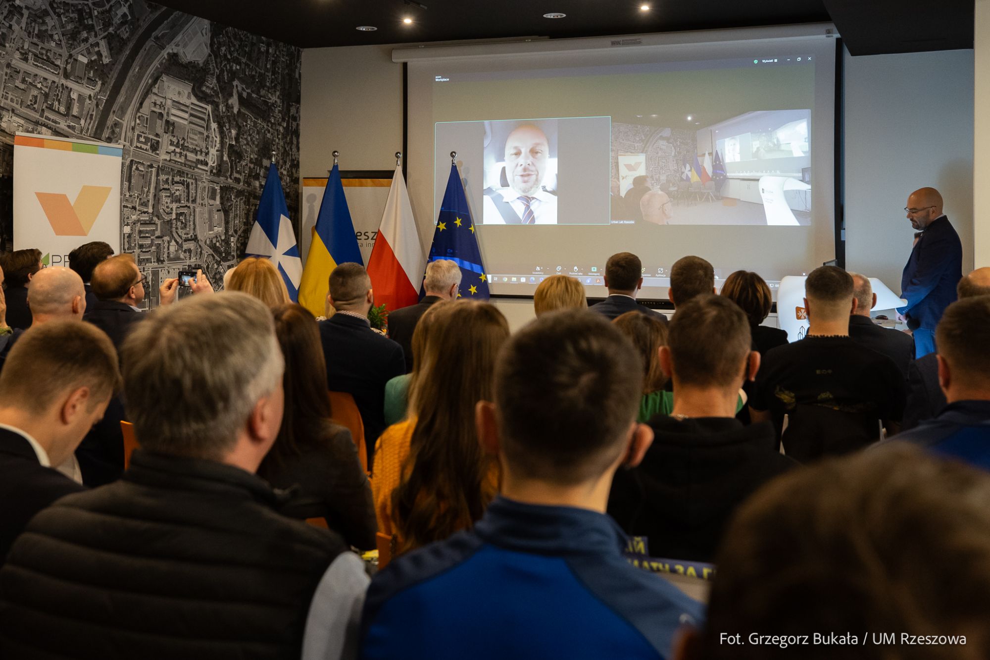 zdjęcie z konferencji Re: Hub, dotyczącej pomocy ofiarom wojny na Ukrainie w Rzeszowskim Urban Labie, fot. Grzegorz Bukała, Urząd Miasta Rzeszowa